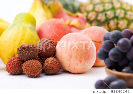 盛りだくさんの果物 93840245