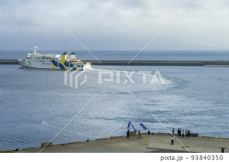 北海道礼文島 香深港を出港するフェリー / Rebun Island, Japan 北海道礼文島 香深港を出港するフェリー / Rebun Island, Japan 93840350