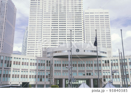 東京都新宿区の東京都庁(第一本庁舎・第二本庁舎・議会)を外観から見る風景 東京都新宿区の東京都庁(第一本庁舎・第二本庁舎・議会)を外観から見る風景 93840385