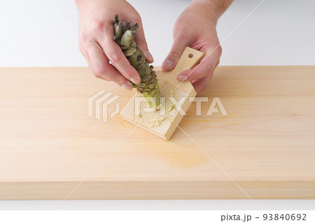 ワサビをすりおろしている手元 93840692
