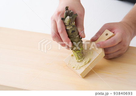 ワサビをすりおろしている手元 93840693