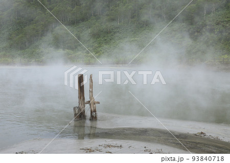 ニセコ湯本温泉の源泉　大湯沼　北海道 93840718