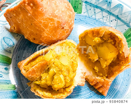 インドのスナック・サモサ 93840874