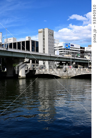堂島川に架かる阪神高速と大江橋 93840910