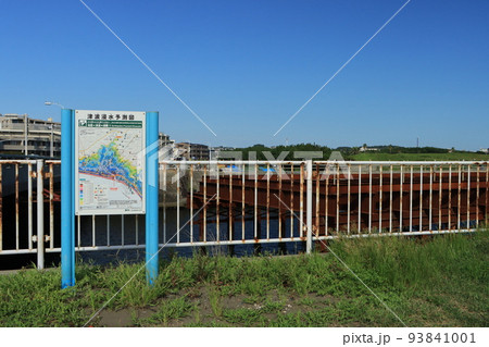 引地川の河口付近にある津波避難所と津波浸水予想図の案内版 93841001