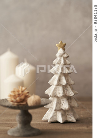 かわいい卓上のクリスマスツリー　クリスマスイメージ  93841138