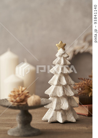 かわいい卓上のクリスマスツリー　クリスマスイメージ  93841140
