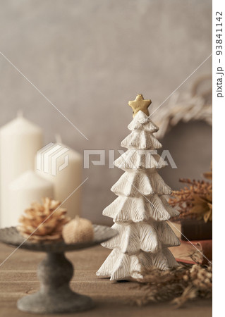 かわいい卓上のクリスマスツリー　クリスマスイメージ  93841142