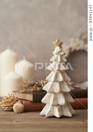 かわいい卓上のクリスマスツリー クリスマスイメージ かわいい卓上のクリスマスツリー クリスマスイメージ 93841147