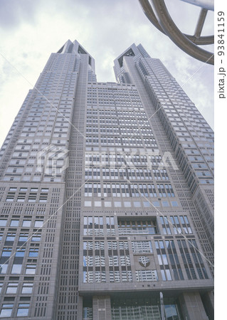 東京都新宿区の東京都庁（第一本庁舎・第二本庁舎・議会）を外観から見る風景 93841159