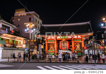 日本の東京都市景観 6週世界最多・行動制限なし。浅草寺は夜でもコロナ禍前のような賑わい…＝9月3日 93841256