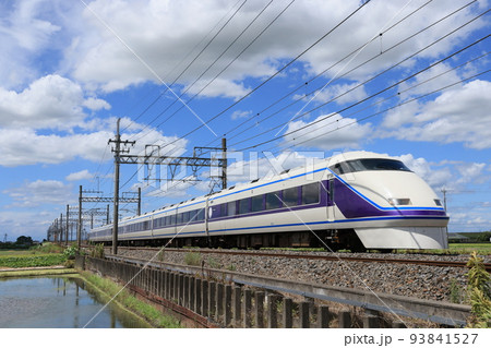 埼玉県加須市大利根を走る東武特急スペーシア 埼玉県加須市大利根を走る東武特急スペーシア 93841527