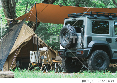 オートキャンプ場でキャンプ（自動車・RV車・SUV） 93841634