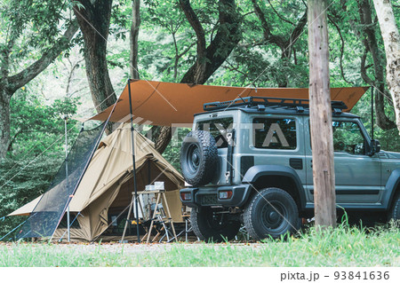 オートキャンプ場でキャンプ（自動車・RV車・SUV） 93841636