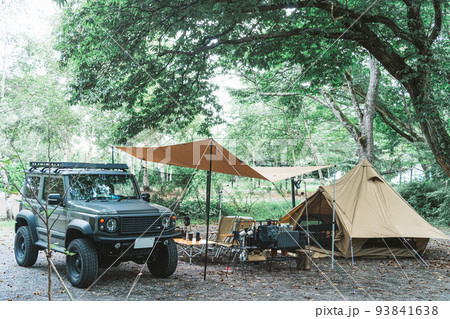 オートキャンプ場でキャンプ（自動車・RV車・SUV） 93841638