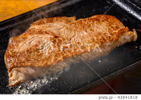 高級グリルステーキ Thick cut luxury fresh beef steak 高級グリルステーキ Thick cut luxury fresh beef steak 93841818