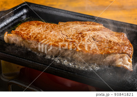 高級グリルステーキ Thick cut luxury fresh beef steak 93841821