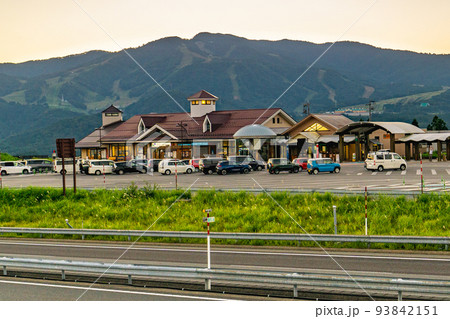 岐阜県の東海北陸自動車道のひるがの高原SAと大日ヶ岳 93842151
