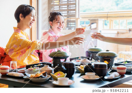 女子旅 旅館で乾杯する女性 女子旅 旅館で乾杯する女性 93842211