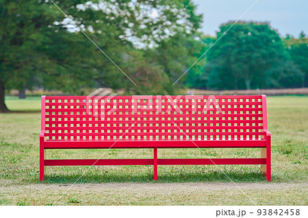 赤いベンチの写真素材 [93842458] - PIXTA
