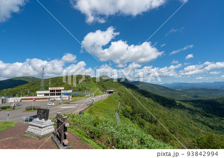 北海道、狩勝峠展望台と新得、十勝平野の風景 93842994