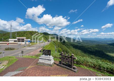 北海道、狩勝峠展望台と新得、十勝平野の風景 北海道、狩勝峠展望台と新得、十勝平野の風景 93843003