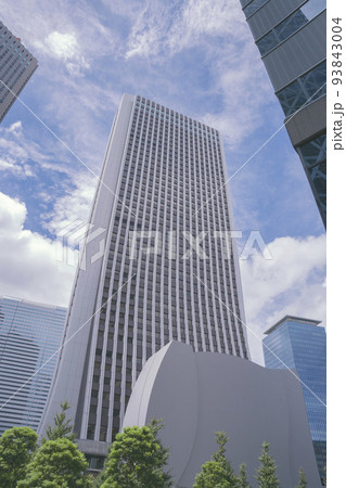 東京都新宿区のオフィス街の高層ビルが立ち並ぶ風景 93843004