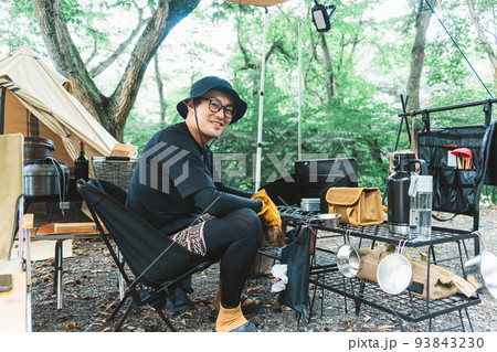 キャンプ場でご飯を炊く男性(ソロキャンプ・キャンパー) キャンプ場でご飯を炊く男性(ソロキャンプ・キャンパー) 93843230