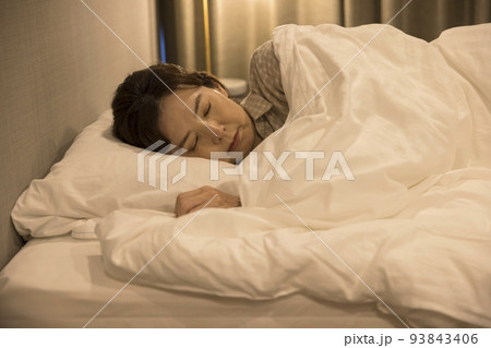夜、寝室で寝るミドル女性 93843406