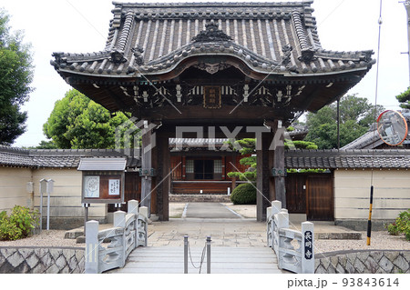 お寺の山門から見える本堂 93843614