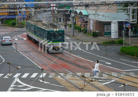 路面を走る京阪電車 93843655