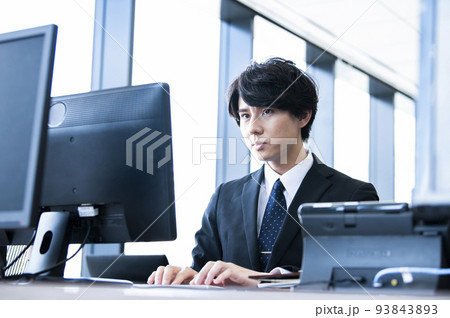 オフィス　パソコン　男性　作業　真剣 93843893