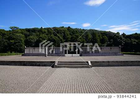 大阪 羽曳野市 応神天皇陵(誉田山古墳)前方部正面(晩夏) 大阪 羽曳野市 応神天皇陵(誉田山古墳)前方部正面(晩夏) 93844241
