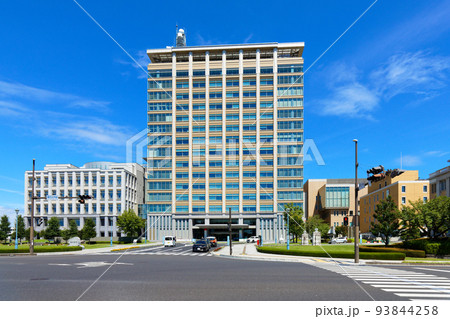 栃木県庁と青空 93844258