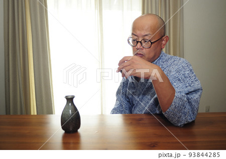 お酒楽しむ浴衣中年男性 お酒楽しむ浴衣中年男性 93844285