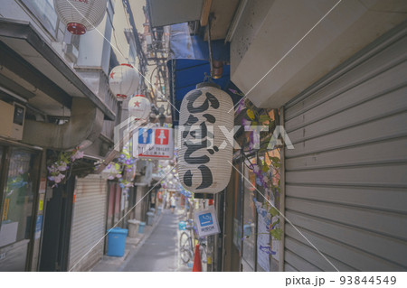 東京新宿の風情ある下町でお酒を飲み楽しむ「思い出横丁」 93844549