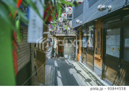 東京新宿の風情ある下町でお酒を飲み楽しむ「思い出横丁」 93844558