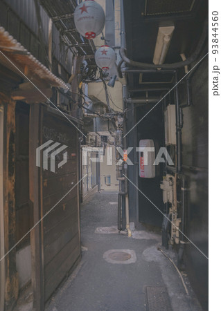 東京新宿の風情ある下町でお酒を飲み楽しむ「思い出横丁」 東京新宿の風情ある下町でお酒を飲み楽しむ「思い出横丁」 93844560