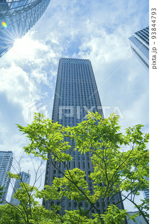 東京都新宿区のオフィス街の高層ビルが立ち並ぶ風景 93844793