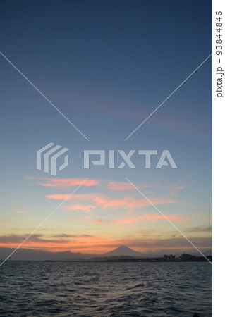 師走の神奈川県茅ケ崎市の茅ヶ崎海岸の夕暮れと富士山【12月】 93844846