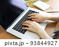 パソコンを操作する手元　仕事イメージ 93844927