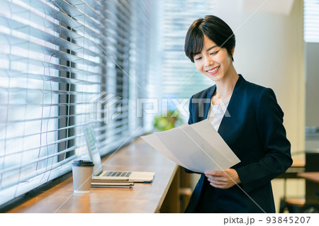 資料を持つビジネスウーマン 93845207