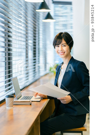 資料を持つビジネスウーマン 93845214