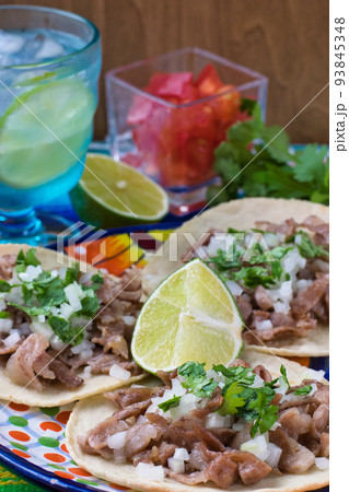 メキシコ料理の美味しいタコス メキシコ料理の美味しいタコス 93845348