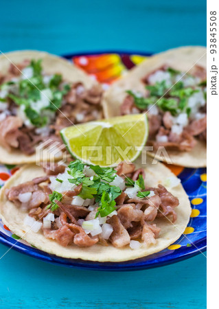 メキシコ料理の美味しいタコス メキシコ料理の美味しいタコス 93845508