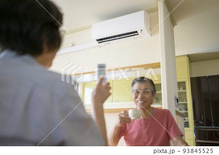 シニアとエアコン（エアコンにフォーカス） 93845525