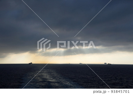 夜明けのジブラルタル海峡を通過する船舶 夜明けのジブラルタル海峡を通過する船舶 93845701
