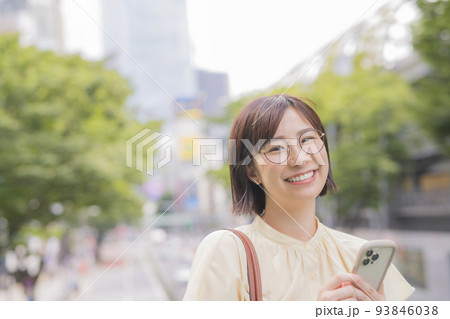 メガネをかけた若い女性 メガネをかけた若い女性 93846038