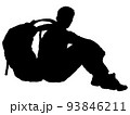 登山中に休憩する男性シルエット 93846211