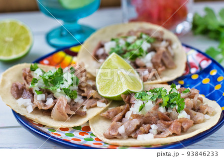 メキシコ料理の美味しいタコス 93846233